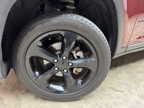 Used 2022 Jeep Grand Cherokee Altitude AWD/4WD image 27