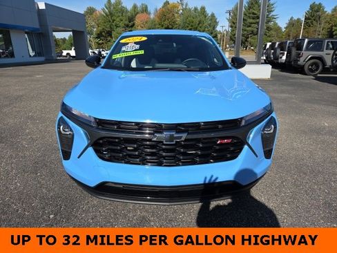 Used 2024 Chevrolet Trax RS w/ Sunroof Package image 3