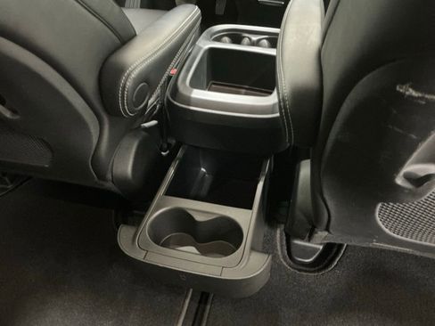 Used 2025 Chrysler Pacifica Select image 28