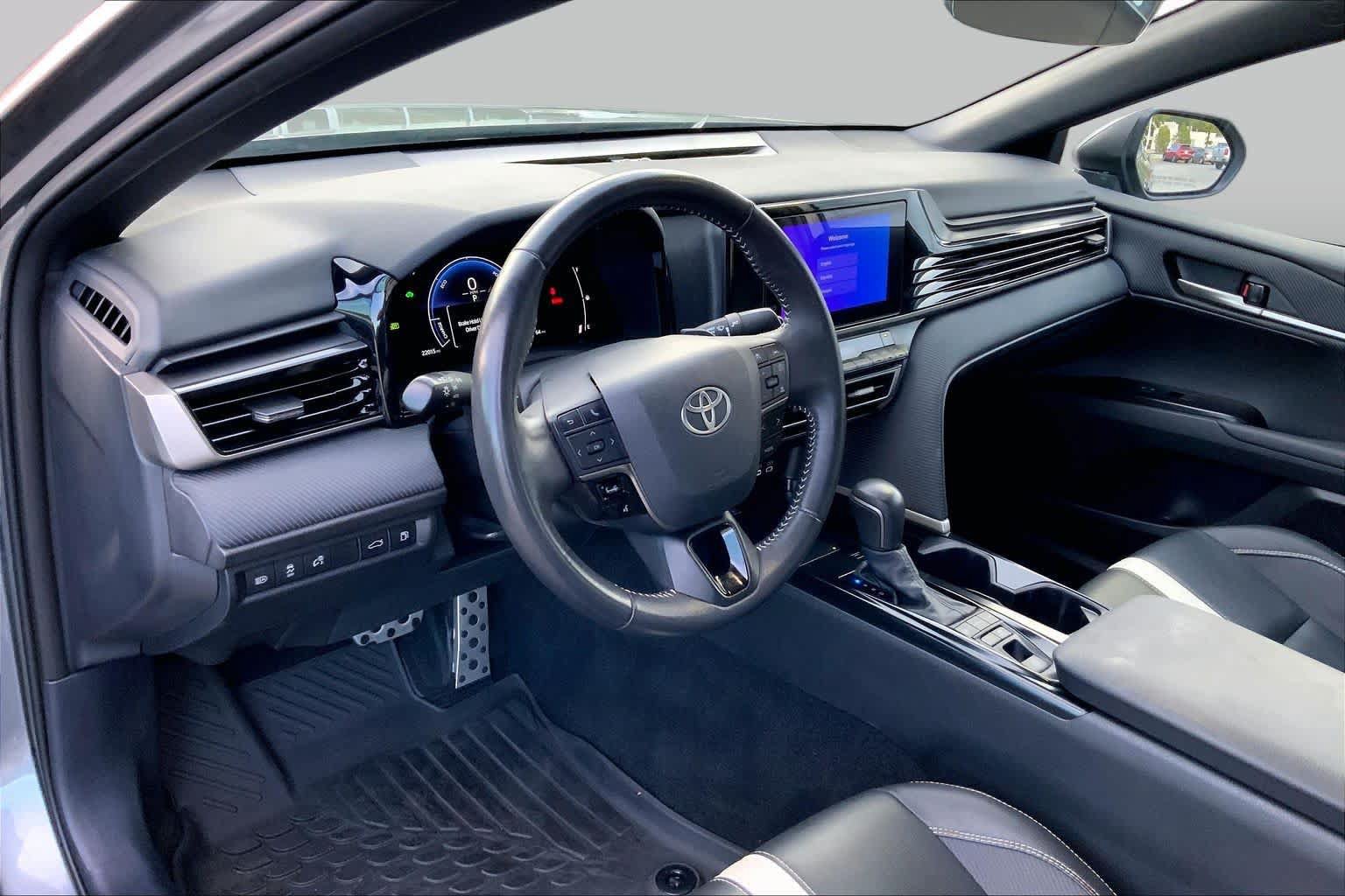 Used 2025 Toyota Camry SE FWD image 15
