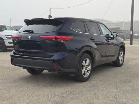 Used 2023 Toyota Highlander L image 3