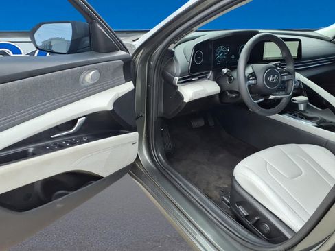 Used 2025 Hyundai Elantra Limited FWD image 14
