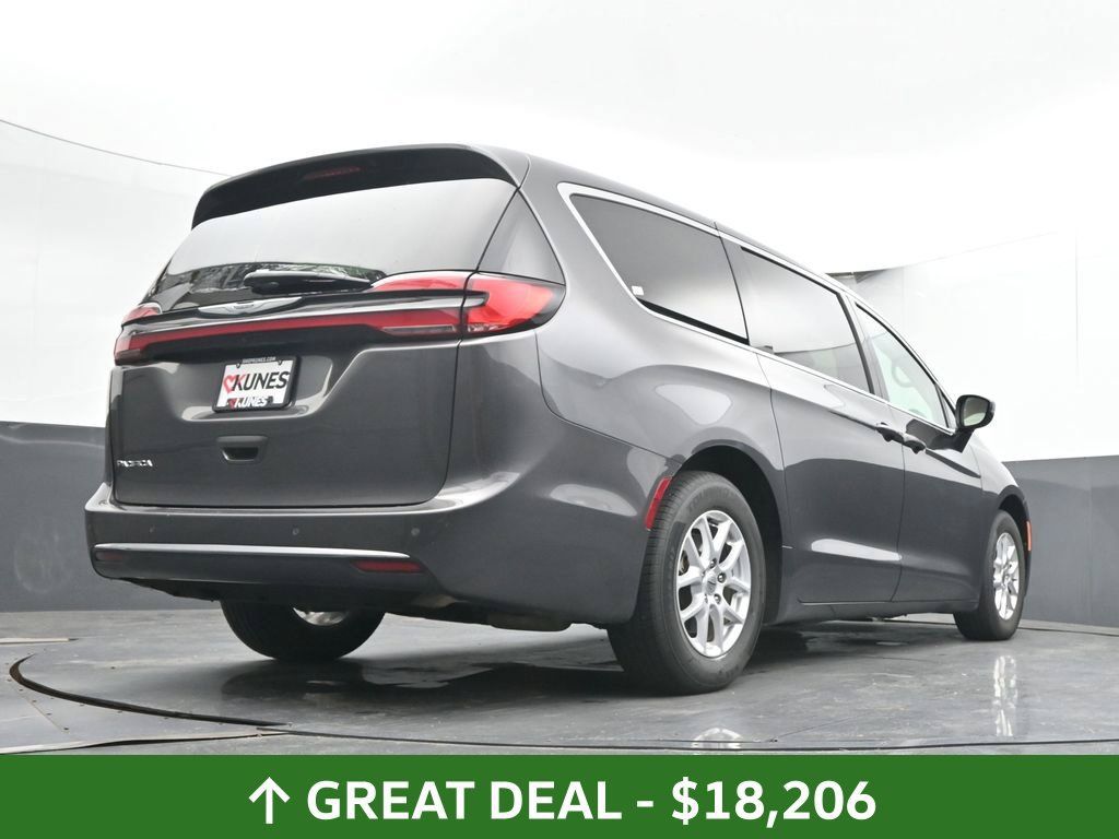Used 2023 Chrysler Pacifica Touring-L FWD image 41