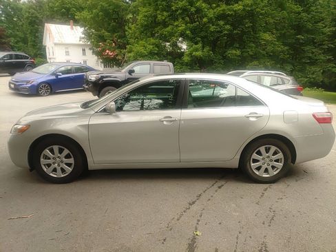Used 2009 Toyota Camry XLE FWD image 1