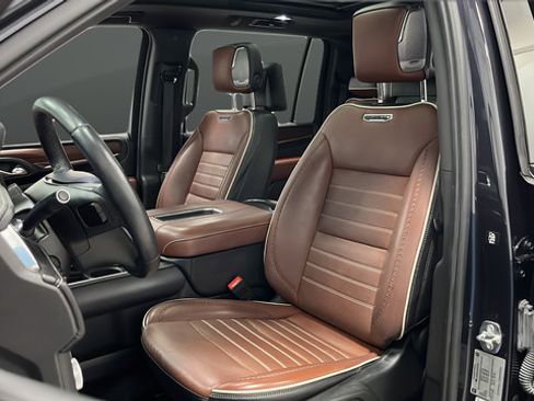 Used 2023 GMC Yukon XL Denali Ultimate AWD/4WD image 9