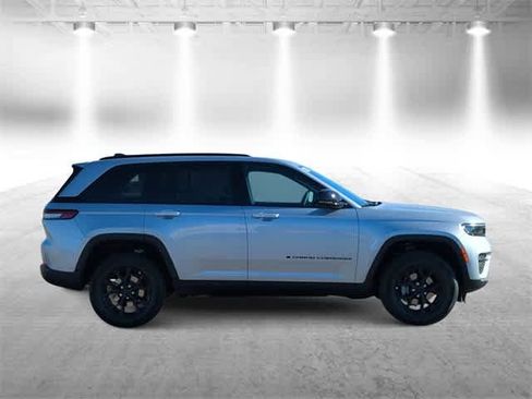 New 2025 Jeep Grand Cherokee Altitude image 9