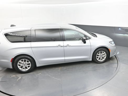 Used 2024 Chrysler Pacifica Touring-L FWD image 35