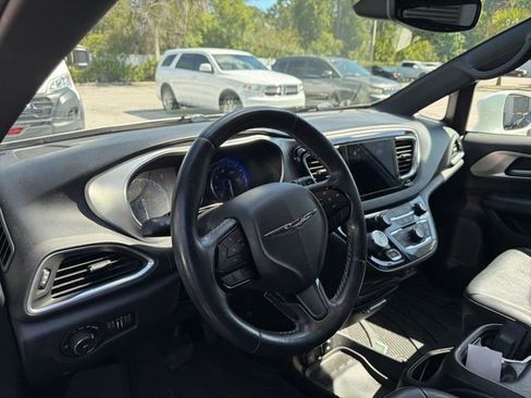 Used 2018 Chrysler Pacifica Touring-L Plus image 4