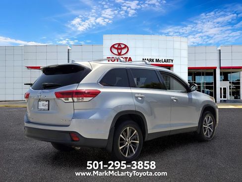 Used 2019 Toyota Highlander XLE AWD/4WD image 5