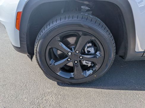 Used 2023 Jeep Grand Cherokee L Limited w/ Black Appearance Package image 9