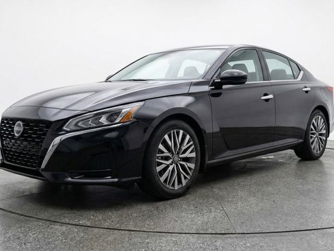 Used 2025 Nissan Altima 2.5 SV image 3