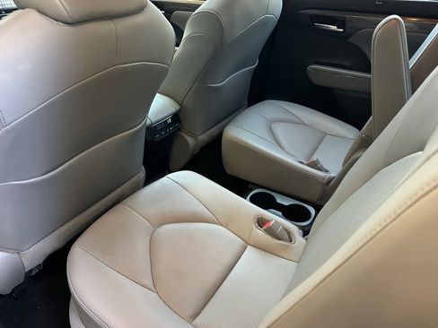 Used 2020 Toyota Highlander Limited FWD image 12