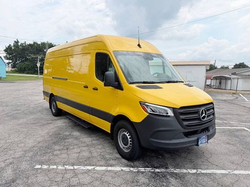 Used 2021 Mercedes-Benz Sprinter 2500 image 3