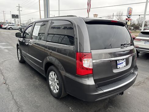Used 2015 Chrysler Town & Country Touring w/ Driver Convenience Group image 18