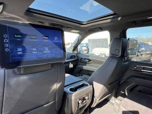 New 2025 Chevrolet Suburban Premier image 18