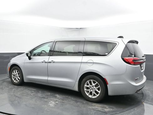 Used 2024 Chrysler Pacifica Touring-L FWD image 8