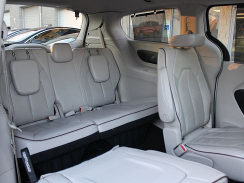 Used 2020 Chrysler Pacifica Limited image 16