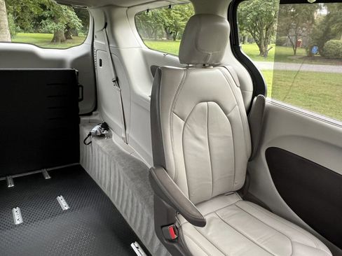 Used 2017 Chrysler Pacifica Touring-L w/ Tire & Wheel Group image 19