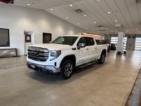 Used 2023 GMC Sierra 1500 SLT AWD/4WD image 3