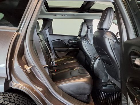 Used 2019 Jeep Cherokee Trailhawk AWD/4WD image 10
