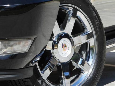 Used 2013 Cadillac Escalade Luxury RWD image 6