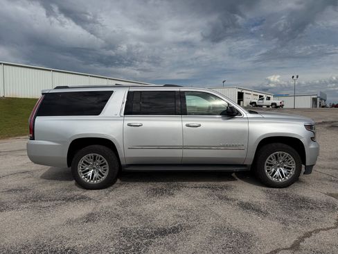Used 2019 Chevrolet Suburban LT image 5