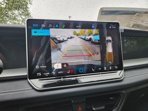 New 2025 Volkswagen Tiguan SE image 32