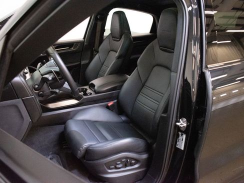 Used 2025 Porsche Cayenne Turbo image 5