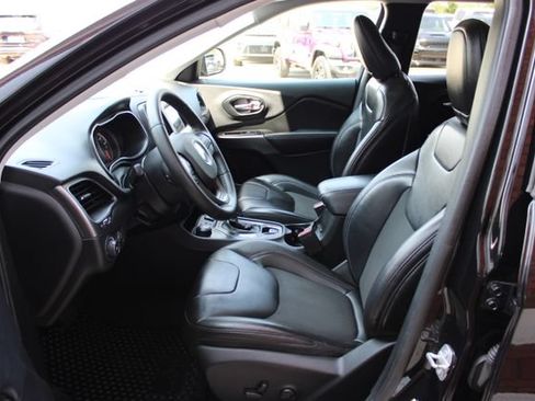 Used 2019 Jeep Cherokee Latitude Plus w/ Cold Weather Group AWD/4WD image 11