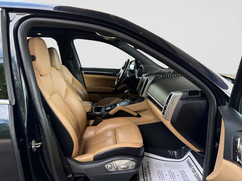 Used 2017 Porsche Cayenne w/ Premium Package AWD/4WD image 20