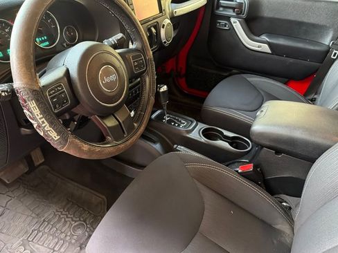 Used 2014 Jeep Wrangler Unlimited Rubicon w/ Connectivity Group AWD/4WD image 10