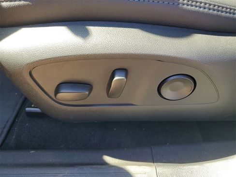 New 2025 Chevrolet Equinox EV LT image 18