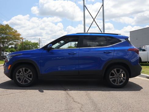 Used 2023 Kia Seltos S w/ Navigation Package FWD image 2