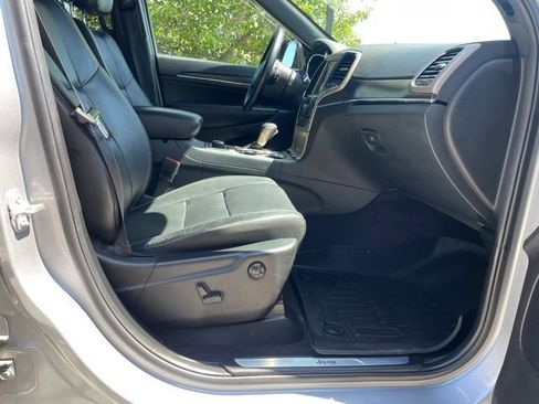 Used 2017 Jeep Grand Cherokee Limited w/ Luxury Group II AWD/4WD image 17