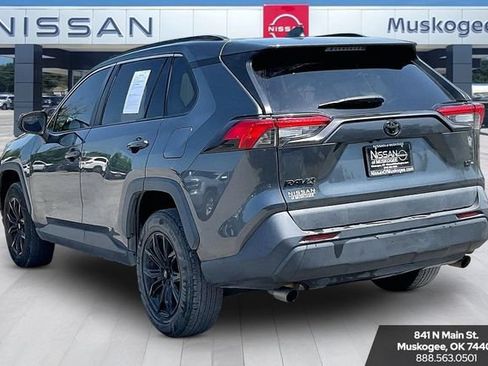 Used 2020 Toyota RAV4 LE FWD image 4