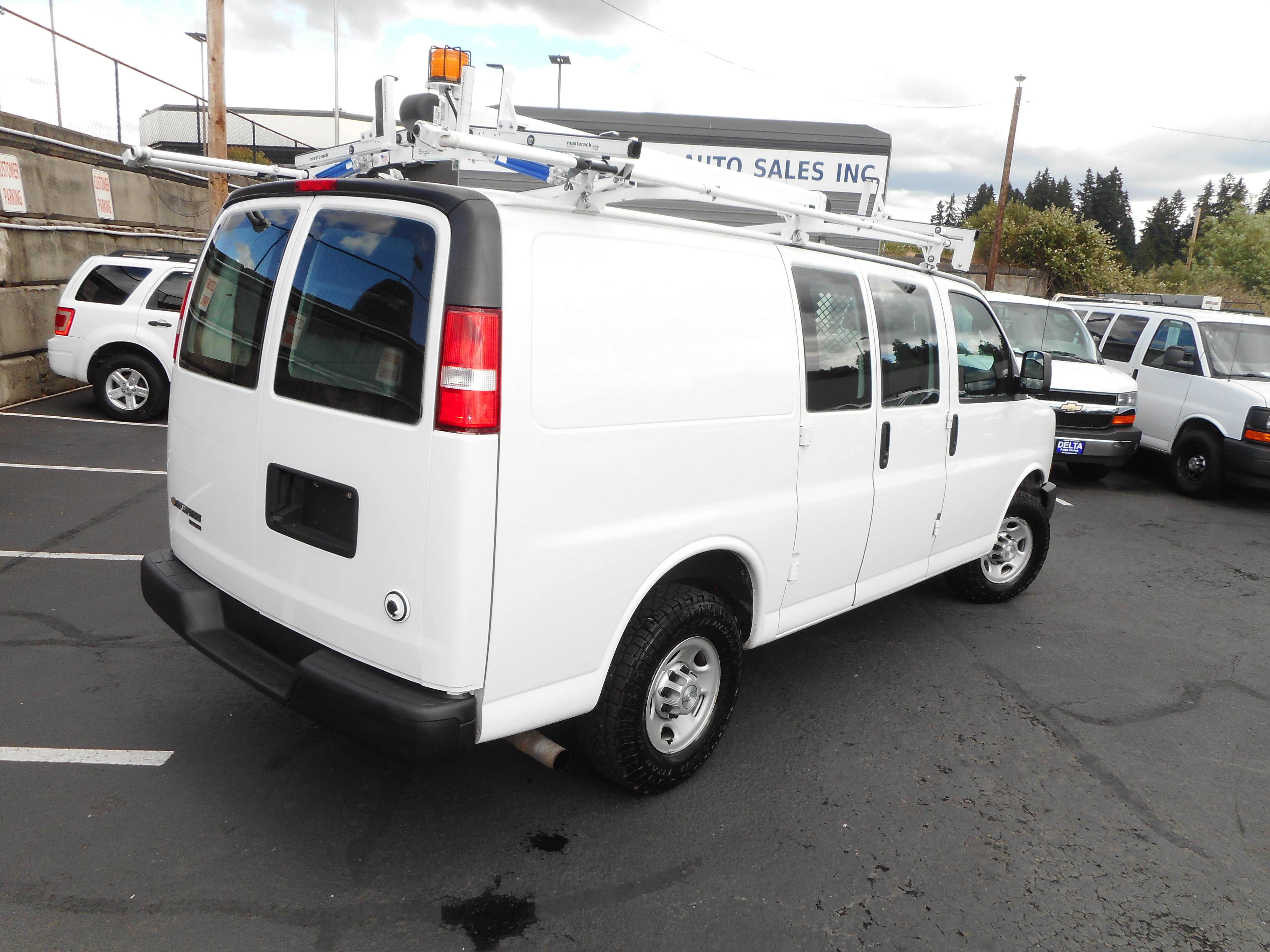 Used 2016 Chevrolet Express 2500 RWD image 10
