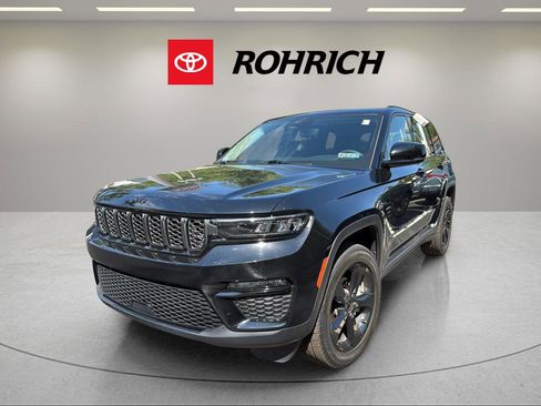 Used 2023 Jeep Grand Cherokee Limited w/ Black Appearance Package AWD/4WD image 1