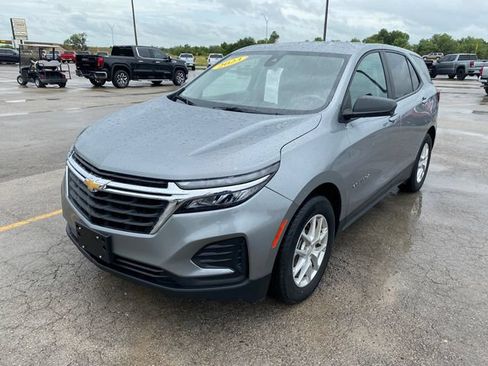 Used 2023 Chevrolet Equinox LS w/ LS Convenience Package FWD image 2