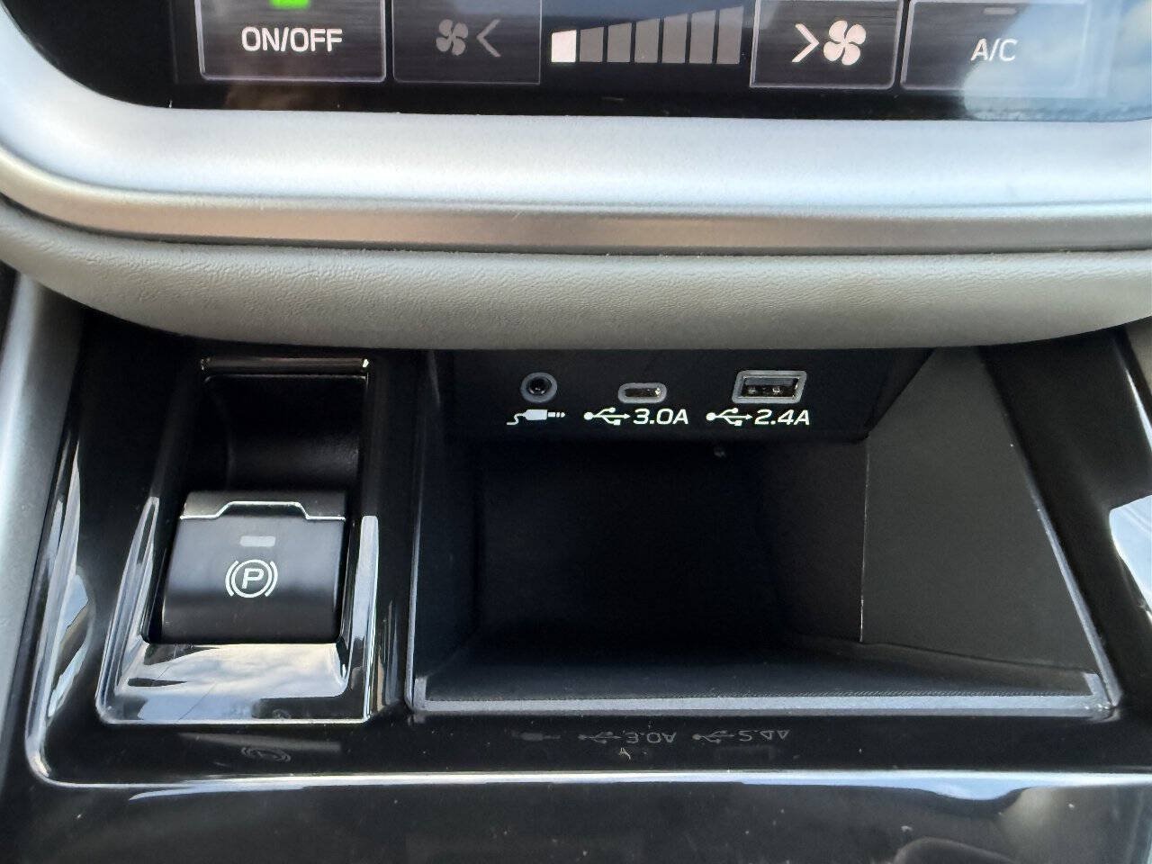 Used 2025 Subaru Outback Limited AWD/4WD image 36