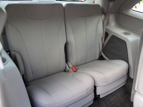 Used 2005 Chrysler Pacifica Touring image 26