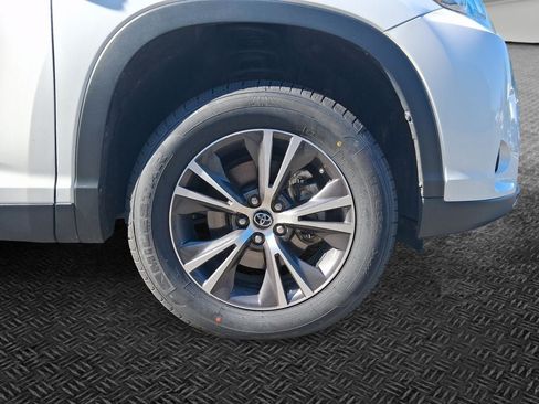 Used 2019 Toyota Highlander Plus FWD image 11