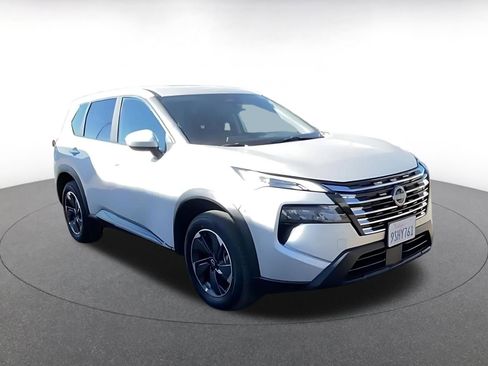 Used 2025 Nissan Rogue SV image 2