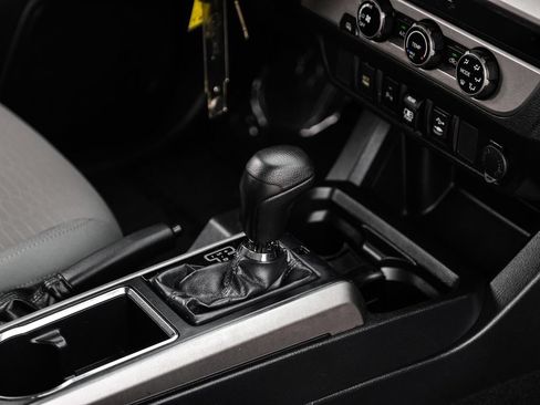 Used 2018 Toyota Tacoma SR5 RWD image 19