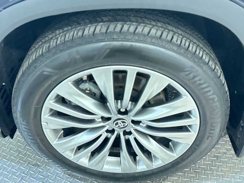 Used 2024 Toyota Highlander Platinum image 10