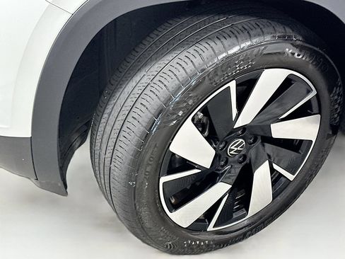 Used 2024 Volkswagen Atlas Cross Sport SE FWD image 25