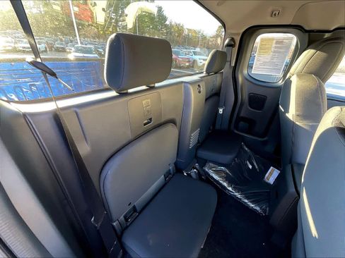 Used 2025 Nissan Frontier SV image 32