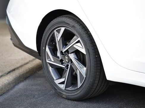 Used 2025 Hyundai Elantra Limited FWD image 6