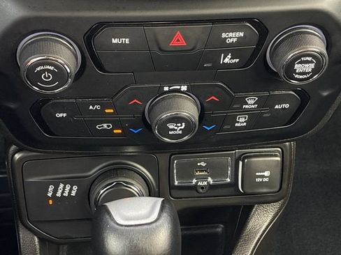 Used 2023 Jeep Renegade Latitude AWD/4WD image 19