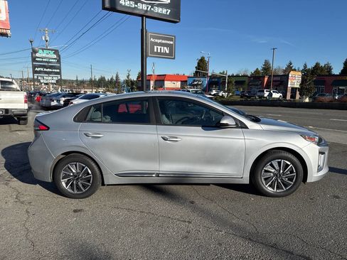 Used 2021 Hyundai Ioniq SE image 9