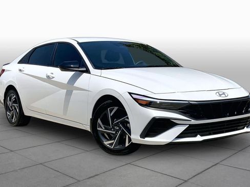 Used 2025 Hyundai Elantra SEL FWD image 3